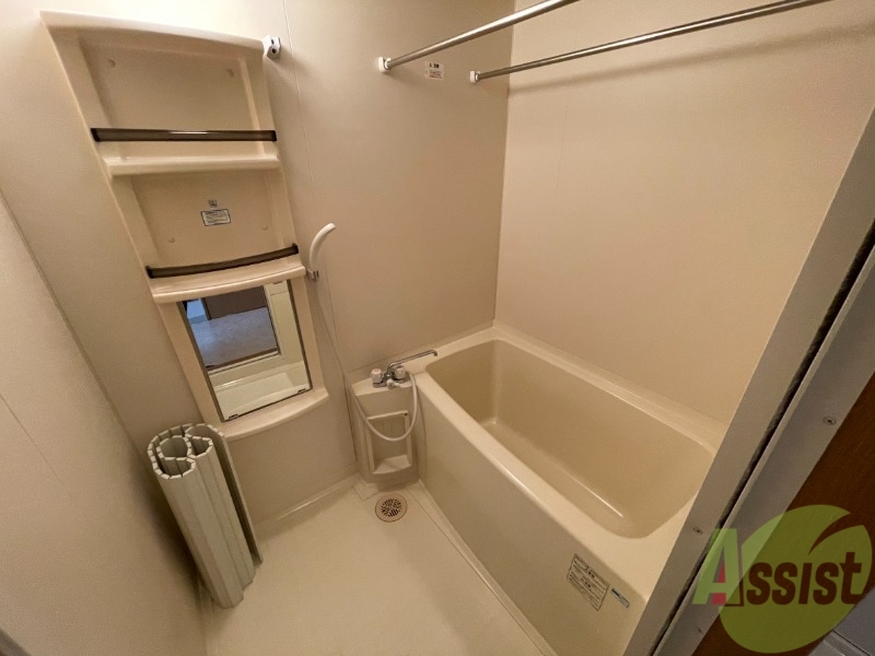 バス・シャワールーム　浴室は洗い場が広く棚が付いているので使いやすいです