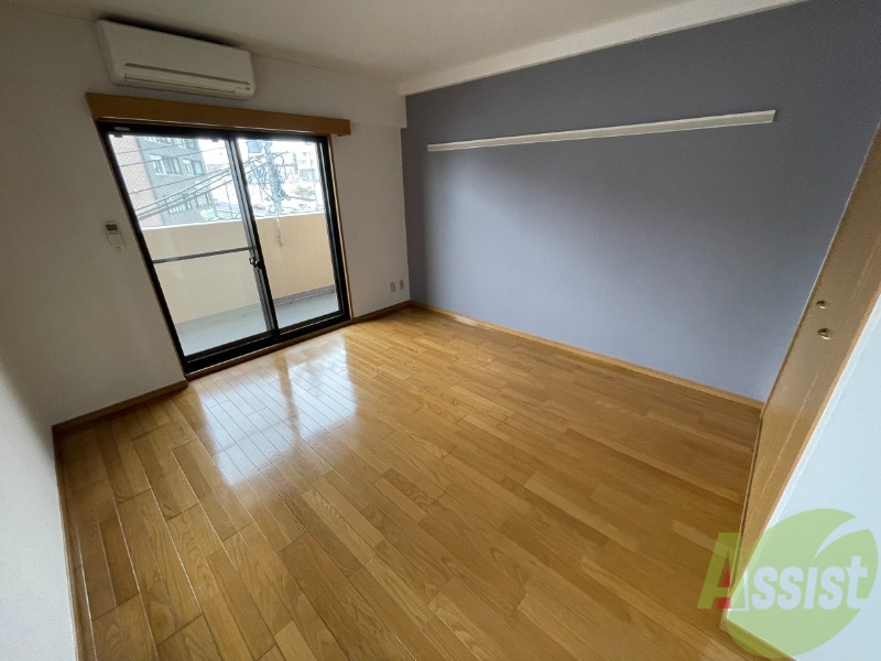 その他部屋・スペース　リビングの壁紙は一面色違いでオシャレです