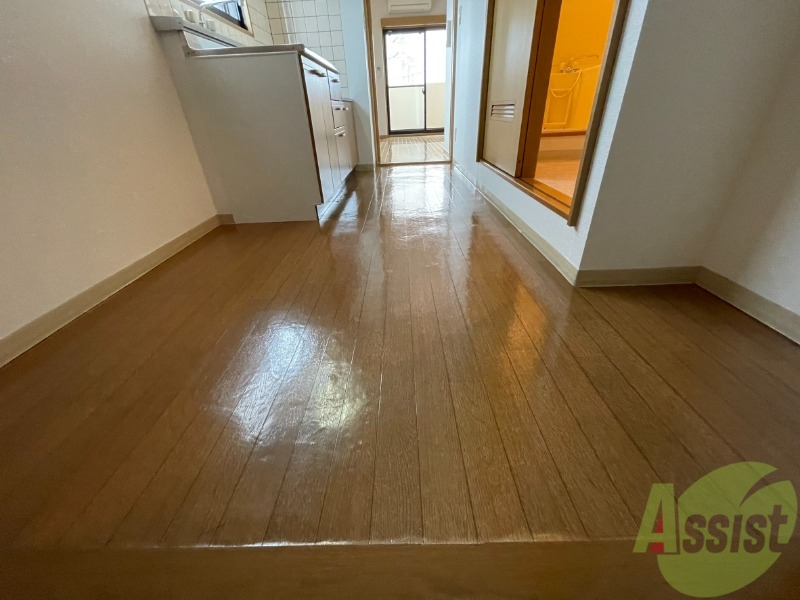 玄関　玄関は広々と開放感があり下足箱も付いております