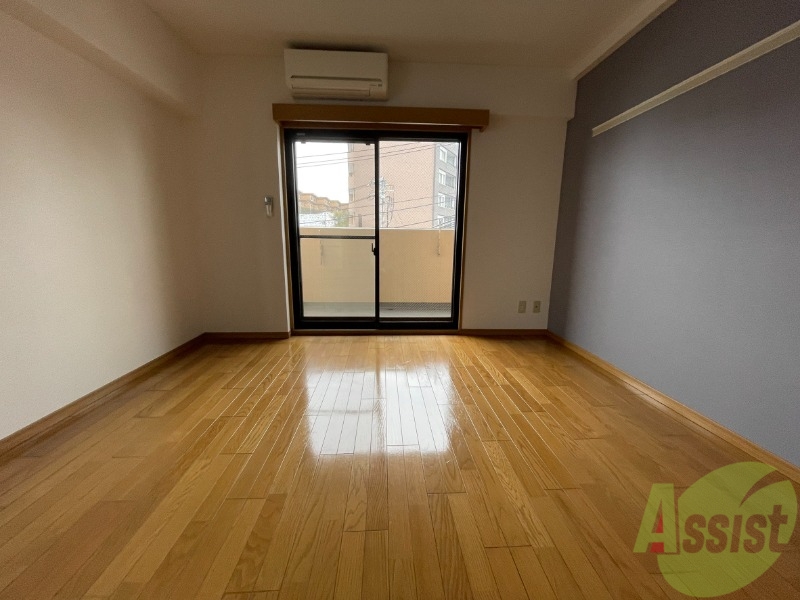 居室・リビング　リビングは少し広めの８帖エアコンが付いております