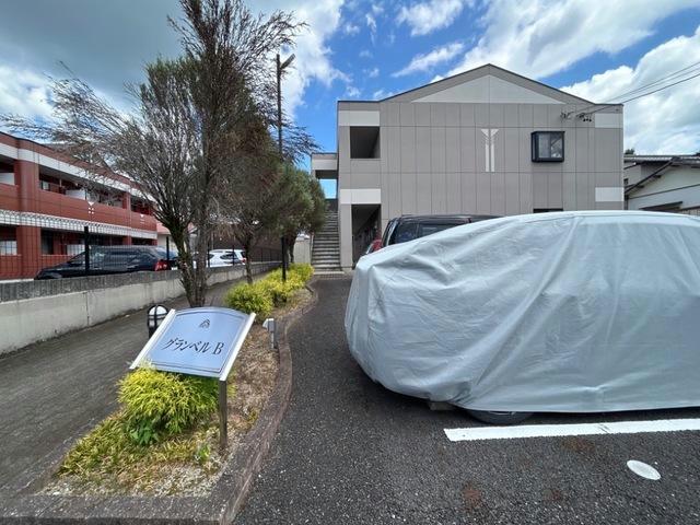 【瀬戸市西米泉町のマンションの駐車場】