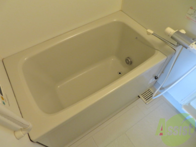 バス・シャワールーム　バスルームは狭すぎず、シャワーも浴びやすそうです。