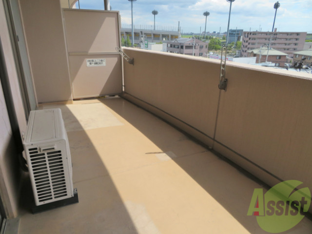 バルコニー　バルコニーは幅があり、かなり広い印象を受けました。