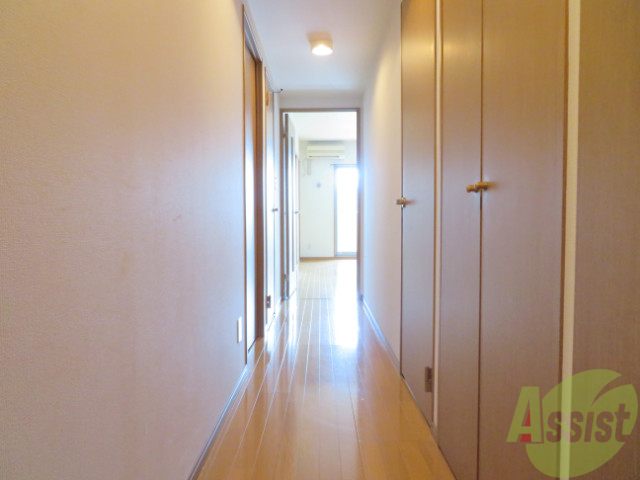 玄関　玄関の様子です。明るい印象ですね。気分もあがりそう。