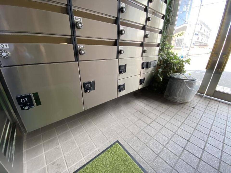 【松山市古川北のマンションのエントランス】