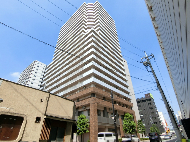 【宇都宮市駅前通りのマンションの建物外観】