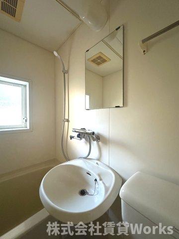 洗面設備　ゆったりとスペースのある洗面所