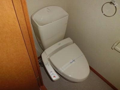 トイレ　人気設備のウォッシュレット付。