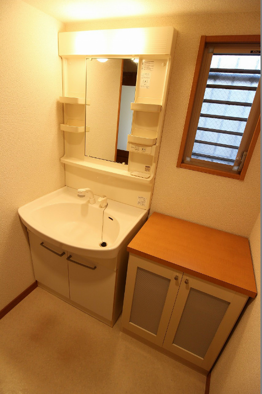 洗面設備　洗面所の隣の収納は嬉しいですね