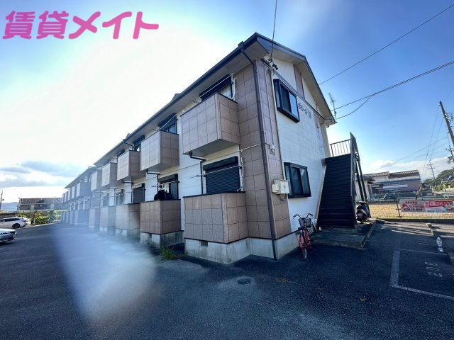 度会郡玉城町佐田のアパートの建物外観