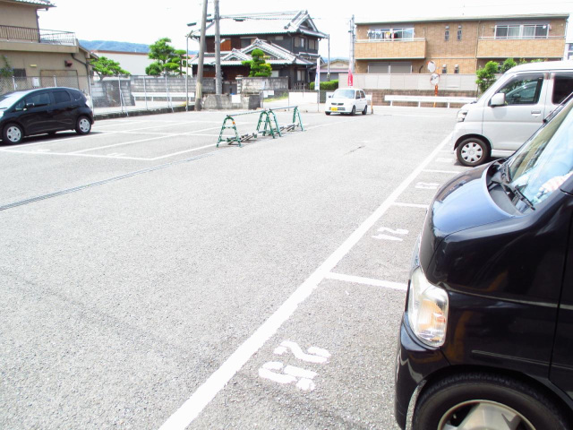 【香芝市高のマンションの駐車場】