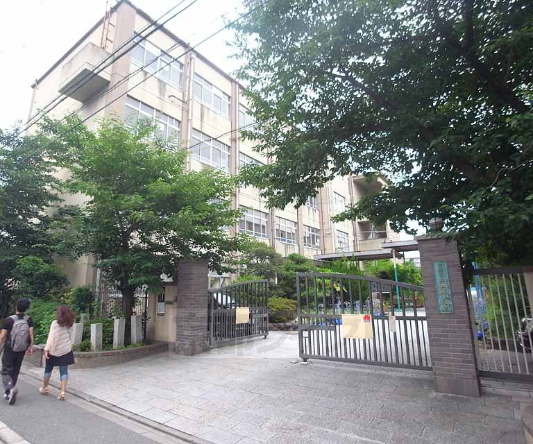 【マ・リッチ西院の小学校】