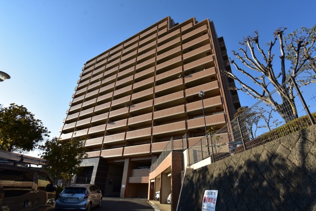 広島市東区牛田早稲田のマンションの建物外観