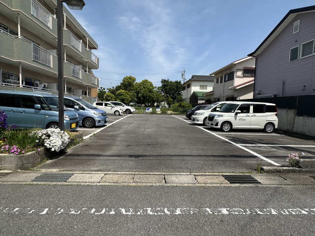 【ロイヤル新明　Ａ棟の駐車場】