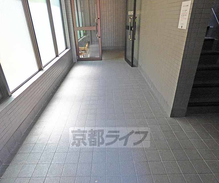 【京都市上京区稲葉町のマンションのロビー】