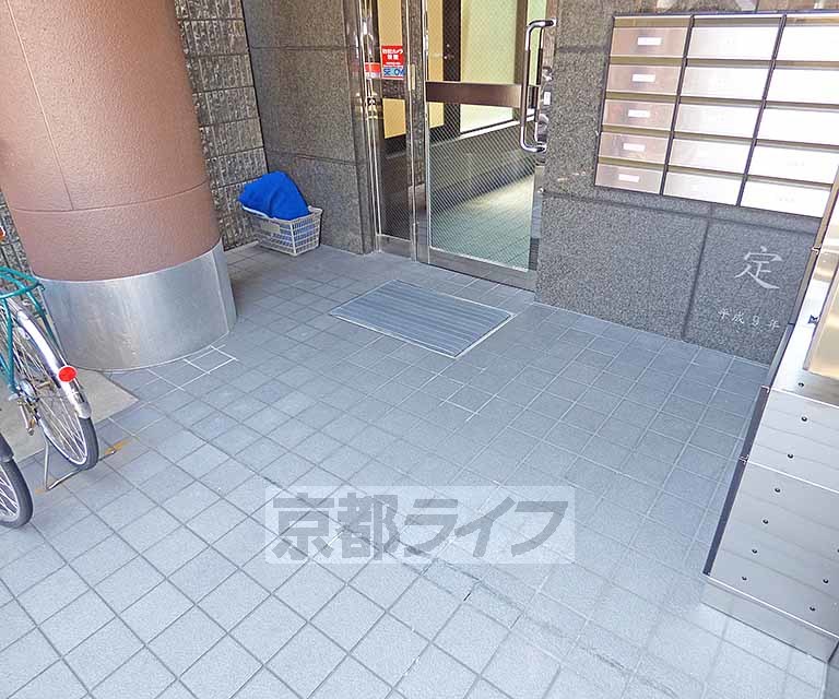 【京都市上京区稲葉町のマンションのエントランス】