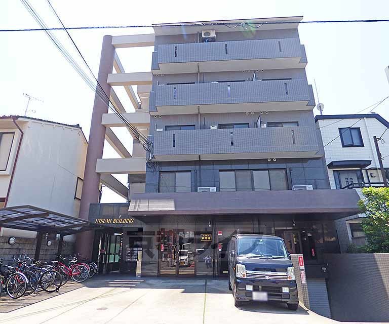 【京都市上京区稲葉町のマンションの建物外観】