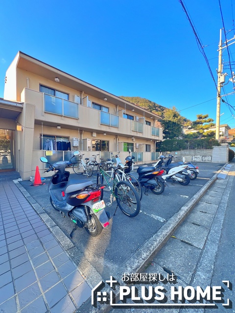 【和歌山市栄谷のマンションの駐車場】