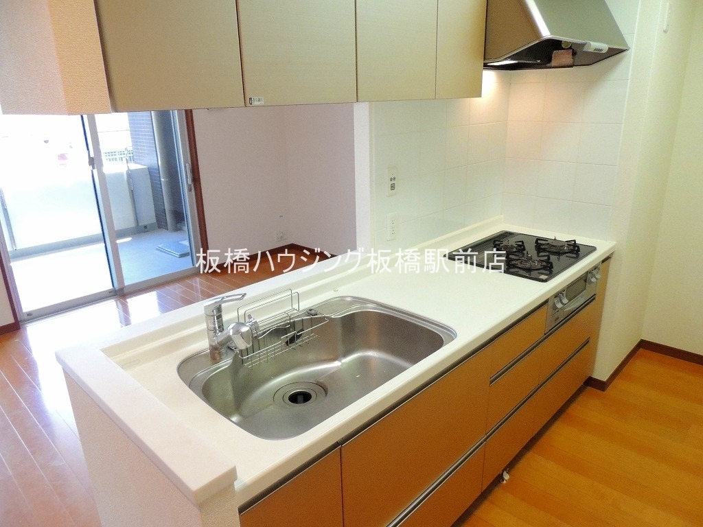 キッチン　ガス３口カウンターキッチン