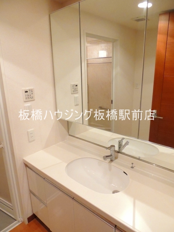 洗面設備　３面鏡付きの洗面台