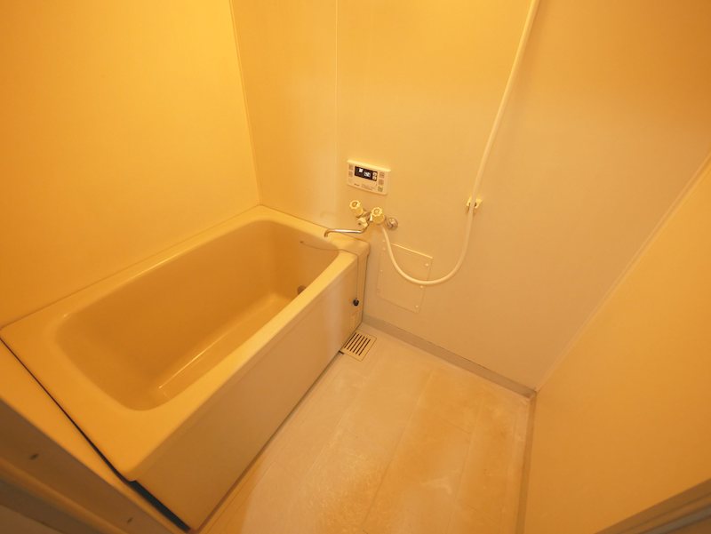 バス・シャワールーム　追焚き給湯、シャワー