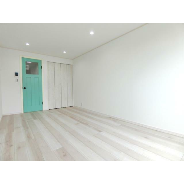 居室・リビング　白が基調の明るい室内！広々！