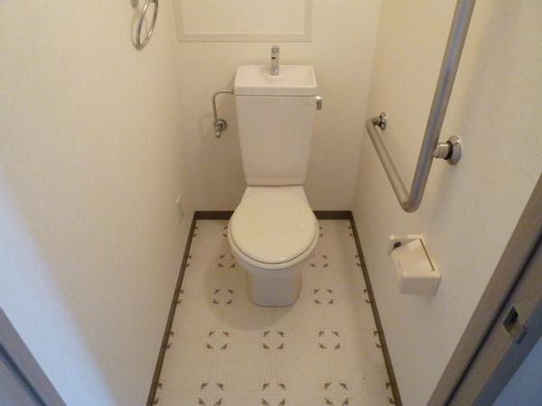 トイレ　トイレ手すり付でやさしい造りです