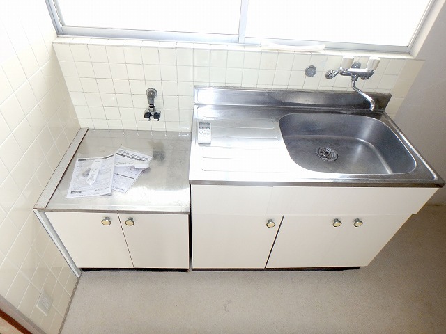 キッチン　窓付きで明るいですね