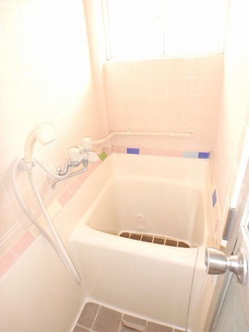 バス・シャワールーム　窓付きで換気しやすいですね