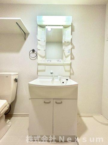 洗面設備　ゆったりとスペースのある洗面所