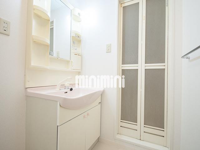 洗面設備　身だしなみを整えるのに便利な独立洗面台