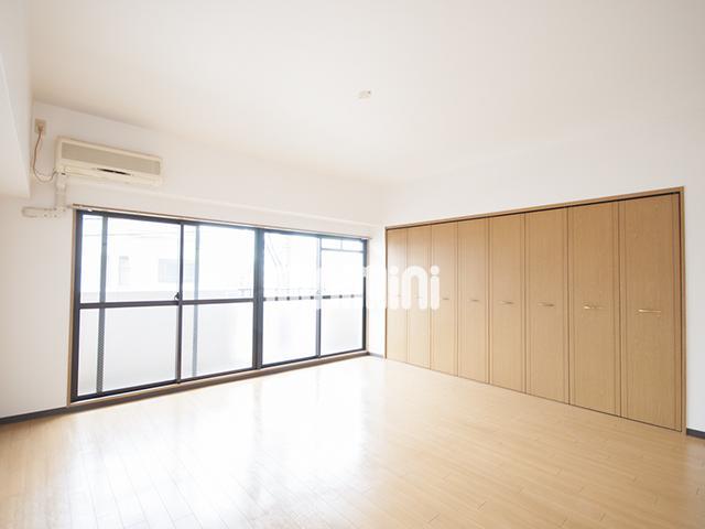 居室・リビング　１２．５帖あるとても広い洋室