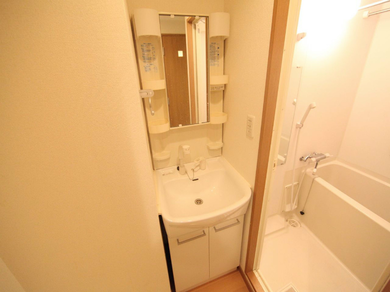 洗面設備　脱衣所　独立洗面台（シャンプードレッサー付）収納スペース有