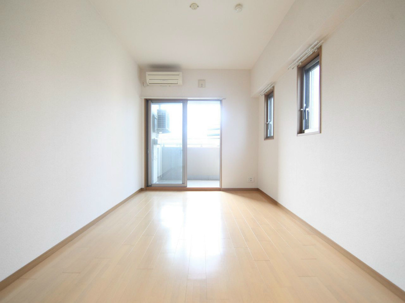 その他部屋・スペース　洋室10帖　エアコン完備　2面採光　バルコニー