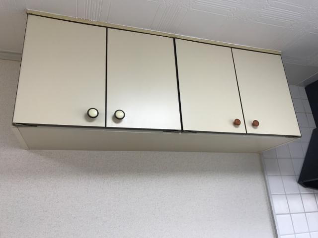 収納　キッチン吊り戸棚