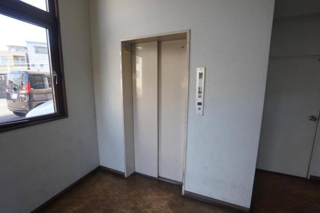 エントランス　エレベーター