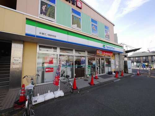 コンビニ　ファミリーマート片瀬江ノ島駅前店（コンビニ）まで881m