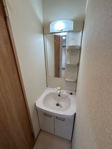 洗面設備　明るい洗面所です