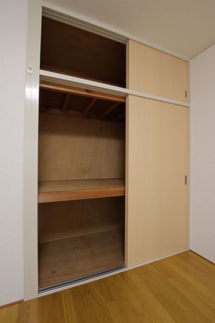 収納　この部屋は同じ間取りの１０１号室の写真で