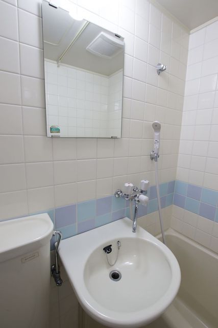 洗面設備　この部屋は同じ間取りの１０１号室の写真で