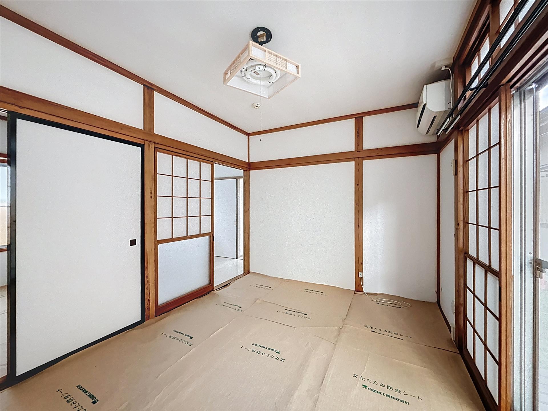居室・リビング　養生シートの下は畳です