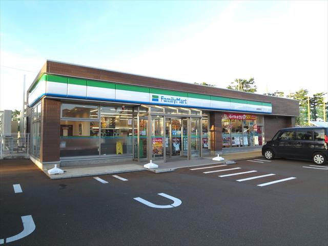 コンビニ　ファミリーマート（コンビニ）まで702m