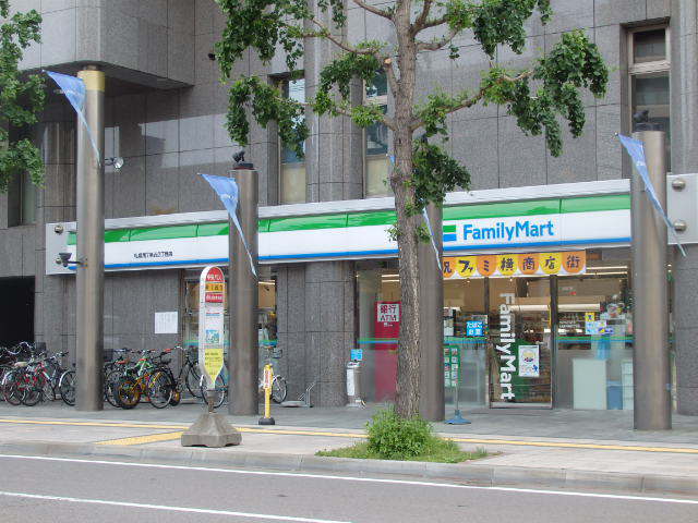 コンビニ　ファミリーマート（コンビニ）まで300m