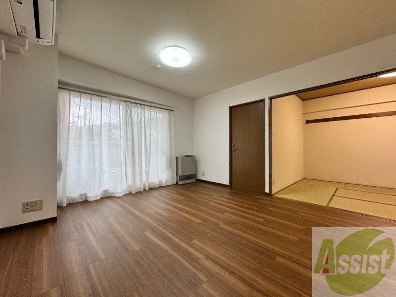 居室・リビング　木目のフローリングは落ち着きのある印象のお部屋になりますね。