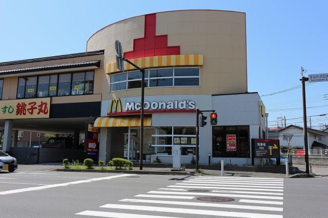 飲食店　マクドナルド港北ニュータウン中川店（飲食店）まで213m