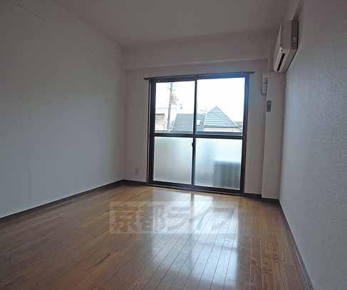 居室・リビング　北向きのお部屋でも窓の外は抜けているので暗くないですよ。