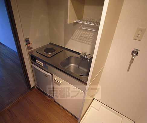 キッチン　コンパクトなキッチン。ミニ冷蔵庫つきです。