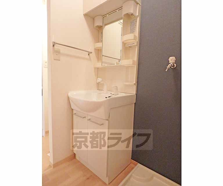 洗面設備　綺麗な洗面化粧台です。