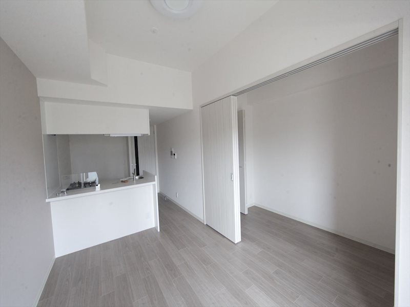 居室・リビング　LDK9.3帖　エアコン完備　バルコニーに面しています