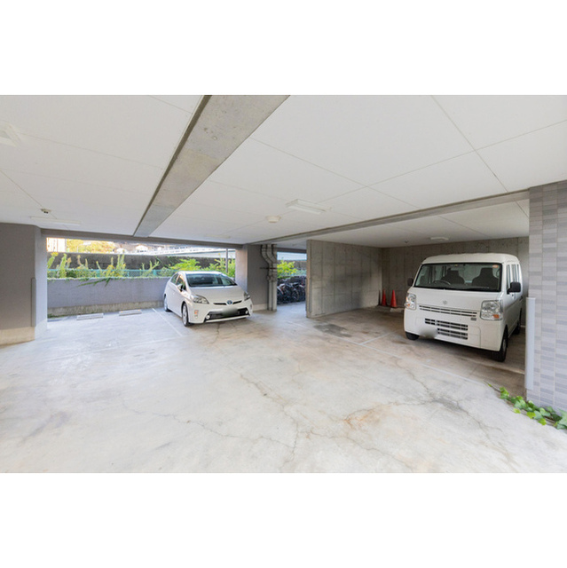 駐車場　駐車場があるので、車を買う予定の方も安心です